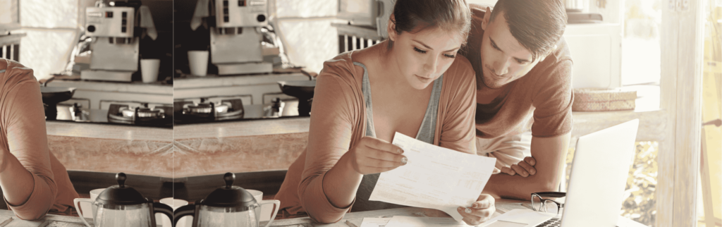 Koppel bekijkt rekeningen, symbool voor aansprakelijkheidsverzekering vergelijken: kies de beste dekking voor je situatie.