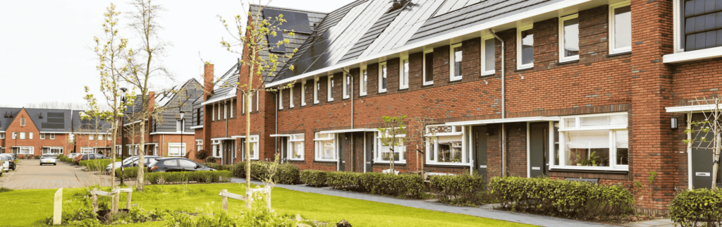 Rij moderne huizen, symbool voor opstalverzekering vergelijken: bescherm je woning tegen schade door brand, storm en inbraak.