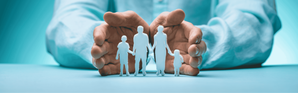 Papieren familie beschermd door handen, symbool voor rechtsbijstandverzekering vergelijken voor juridische zekerheid.