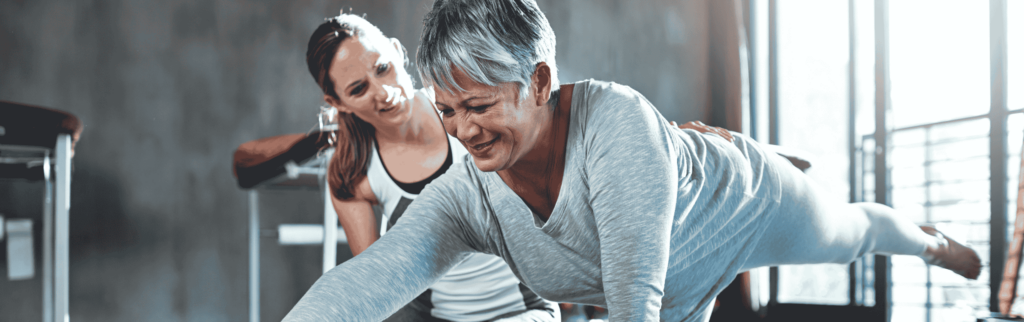 Vrouw krijgt fysiotherapie, symbool voor het vergelijken van zorgverzekeringen: vind de beste zorgverzekering voor jouw behoeften.