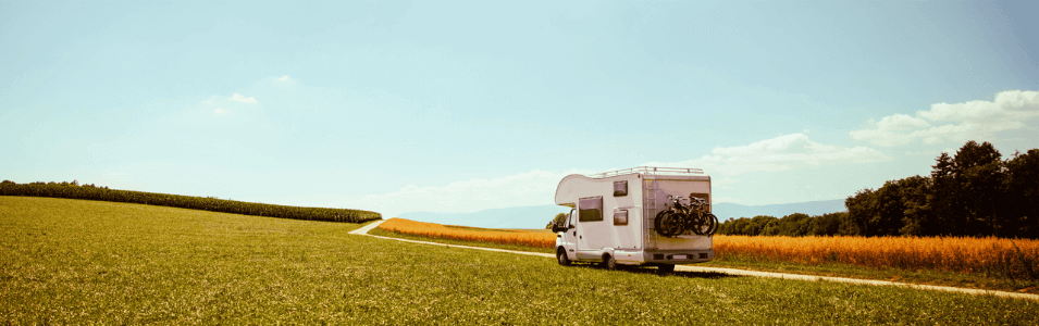 Camper op landweg, symbool voor camperverzekering vergelijken: kies de juiste dekking voor een zorgeloze reis met je camper.