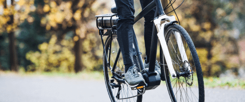Fietser op e-bike, symbool voor aanvullende fietsverzekering: extra dekking voor accessoires en schade bij ongevallen.