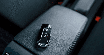 Close up van een slimme autosleutel op de middenconsole van een auto