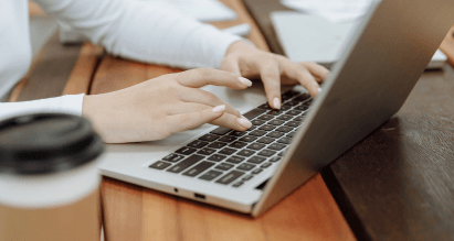 ZZP’er achter haar laptop