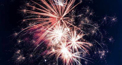 Vuurwerk tijdens oud en nieuw, met risico op vuurwerkschade aan woning, auto en inboedel waarvoor verzekeringen dekking kunnen bieden.