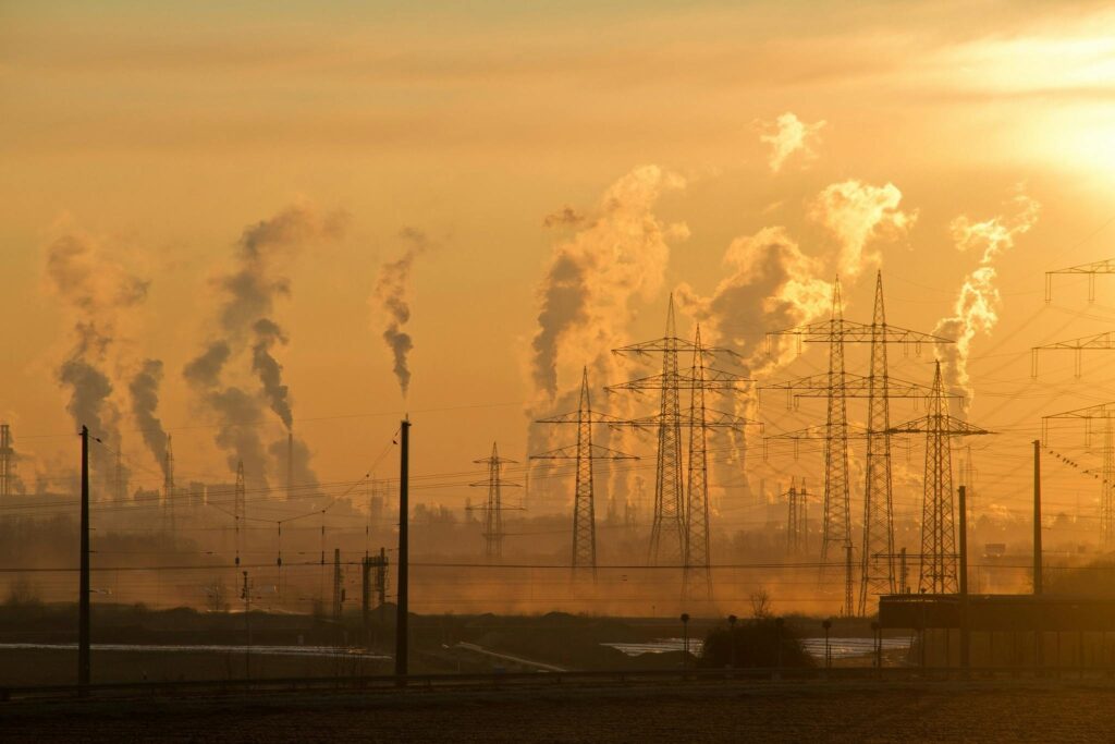 Industriële uitstoot en rookpluimen bij energiecentrales, relevant voor milieuschade en aansprakelijkheidsverzekeringen