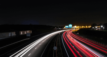 Verlichte snelweg in de avond, symbool voor toenemende autodiefstal